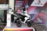 Pengunjung melihat motor listrik Electric Vehicle ITS (EVITS) TS-1 saat diluncurkan di Surabaya, Jawa Timur, Senin (22/1/2024). Motor listrik karya ITS yang memiliki desain ergonomis dan kemampuan akselerasi yang baik tersebut telah diproduksi sebanyak 1.000 unit dengan ketahanan baterai mampu bertahan hingga 60 kilometer. Antara Jatim/Moch Asim.