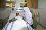 Gubernur Jawa Timur Khofifah Indar Parawansa (tengah) menjenguk siswa korban kecelakaan bus yang menjalani perawatan di Rumah Sakit Umum Deerah Sidoarjo, Jawa Timur, Rabu (24/1/2024). Kecelakaan bus rombongan studi kampus SMAN 1 Sidoarjo terguling di Tol Ngawi, KM 577 A Solo-Surabaya, Kamis (18/1) malam tersebut menyebabkan 3 penumpangnya meninggal dunia dan belasan siswa lainnya mengalami luka-luka. Antara Jatim/Umarul Faruq.