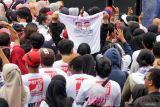 Simpatisan Partai Solidaritas Indonesia (PSI) mengikuti kampanye terbuka di Parkir Timur Gelora delta Sidoarjo, Jawa Timur, Selasa (23/1/2024). kampanye yang dihadiri Ketua Umum Partai Solidaritas Indonesia (PSI) Kaesang Pangarep tersebut mengajak seluruh simpatisan PSI dan masyarakat untuk datang ke tempat pemungutan suara (TPS) pada 14 Februari mendatang dan memberikan suaranya untuk kader PSI dan pasangan calon presiden dan wakil presiden nomor urut 2 Prabowo Subianto-Gibran Rakabuming Raka. Antara Jatim/Umarul Faruq.