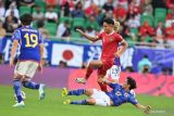 Pesepak bola Timnas Indonesia Marselino Ferdinan (tengah) menggiring bola dengan dihalangi pesepak bola Timnas Jepang Reo Hatate (kanan) dan Yuta Nakayama (kiri) pada laga penyisihan grup D Piala Asia 2023 di Stadion Al Thumama, Doha, Qatar, Rabu (24/1/2024). Indonesia dikalahkan Jepang dengan skor 1-3. ANTARA FOTO/Yusran Uccang/aww.