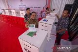 Warga memasukkan surat suara saat simulasi pemungutan dan penghitungan suara Pemilu 2024 di Indramayu, Jawa Barat, Rabu (24/1/2024). KPU Indramayu menggelar simulasi pemungutan dan penghitungan suara Pemilu 2024 sebagai kesiapan, bahan evaluasi dan upaya mengatasi masalah yang muncul saat pelaksanaan Pemilu nanti. ANTARA FOTO/Dedhez Anggara/agr