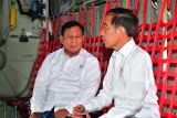 Presiden Jokowi berbincang dengan Menhan Prabowo di pesawat Super Hercules