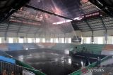 Petugas pemadam kebakaran berupaya memadamkan sisa api yang membakar GOR Purna Krida, Badung, Bali, Rabu (24/1/2024). Kebakaran bagian atap GOR yang menjadi markas tim Bali United Basketball selama berlaga dalam Indonesian Basketball League (IBL) 2024 itu terjadi saat para pemain tengah menjalani sesi latihan sekitar pukul 11.00 wita, sementara penyebab kebakaran diduga akibat korsleting listrik. ANTARA FOTO/Fikri Yusuf/wsj.