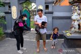 Petugas Dinas Pertanian Kota Denpasar menyuntikkan vaksin anti rabies pada seekor anjing saat kegiatan vaksinasi rabies 2024 di Dusun Taman, Desa Penatih Dangin Puri, Denpasar, Bali, Rabu (24/1/2024). Pelaksanaan vaksinasi rabies untuk Hewan Penular Rabies (HPR) khususnya anjing di Kota Denpasar yang dilakukan secara jemput bola tersebut pada tahun 2024 ditargetkan 90 persen dari estimasi populasi yang berjumlah 82.195 ekor anjing. ANTARA FOTO/Nyoman Hendra Wibowo/wsj.