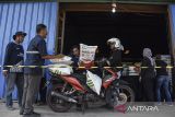 Pekerja memikul pupuk nonsubsidi pada Gebyar Diskon Pupuk Nonsubsidi di Gudang Lini 3 Pupuk Kujang, Cibeureum, Kota Tasikmalaya, Jawa Barat, Kamis (25/1/2024). Pemerintah melalui Pupuk Indonesia menggelar gebyar diskon 40 persen pupuk nonsubsidi guna mendukung program percepatan musim tanam pada awal tahun 2024 sekaligus menjaga ketahanan pangan nasional dengan ketersediaan pupuk bersubsidi dan nonsubsidi sebanyak 1.744.302 ton atau setara 236 persen dari ketentuan minimum stok yang ditetapkan pemerintah. ANTARA FOTO/Adeng Bustomi/agr
