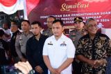 Ketua Komisi Pemilihan Umum (KPU) Deli Serdang Syahrial Efendi (ketiga kiri) mendampingi Asisten I Pemerintah Kabupaten Deli Serdang Citra Efendi Capah (kedua kanan) memberikan keterangan kepada wartawan saat simulasi pemungutan dan penghitungan surat suara Pemilu 2024 di kantor KPU Deli Serdang, Sumatera Utara, Rabu (24/1/2024). Ketua Komisi Pemilihan Umum (KPU) Deli Serdang Syahrial Efendi  mengatakan simulasi tersebut merupakan langkah untuk memaksimalkan seluruh proses dan tahapan Pemilu 2024 dan penggunaan aplikasi SiRekap pada hari  pencoblosan.ANTARA/Yudi Manar/