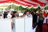 Ketua Komisi Pemilihan Umum (KPU) Deli Serdang Syahrial Efendi (kedua kanan) mendampingi Asisten I Pemerintah Kabupaten Deli Serdang Citra Efendi Capah (tengah) meninjau simulasi pemungutan dan penghitungan surat suara Pemilu 2024 di kantor KPU Deli Serdang, Sumatera Utara, Rabu (24/1/2024). Ketua Komisi Pemilihan Umum (KPU) Deli Serdang Syahrial Efendi  mengatakan simulasi tersebut merupakan langkah untuk memaksimalkan seluruh proses dan tahapan Pemilu 2024 dan penggunaan aplikasi SiRekap pada hari  pencoblosan.ANTARA/Yudi Manar/