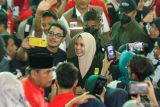 Istri calon presiden nomor urut 3 Ganjar Pranowo, Siti Atikoh Supriyanti (tengah) berswafoto buruh pengalengan ikan di Muncar, Banyuwangi, Jawa Timur, Rabu (24/1/2024). Safari politik Siti Atikoh di Banyuwangi tersebut selain menyampaikan visi dan misi pasangan calon presiden dan wakil presiden no urut 3 juga untuk menyerap aspirasi masyarakat. Antara Jatim/Budi Candra Setya.