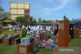 Pelajar memindahkan sejumlah lemari pakaian dan buku pelajaran yang berhasil diselamatkan saat kebakaran Pondok Pesantren Babul Maghfirah di desa Cot Keueng, kabupaten Aceh Besar, Aceh, Kamis (25/1/2024). Kebakaran tersebut menghanguskan dua gedung asrama pelajar Pondok Pesatren Babul Maghrifah dan dua pelajar mengalami cidera  karena melompat dari bangunan saat terjadi  kebakaran serta sebagian buku pelajaran, pakaian  dan lemari berhasil diselamatkan. ANTARA FOTO/Ampelsa.