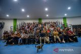 Anggota Kelompok Penyelenggara Pemungutan Suara (KPPS) mengikuti pelantikan di Youth Center Sport Arcamanik, Bandung, Jawa Barat, Kamis (25/1/2024). KPU Kota Bandung melantik sebanyak 51.968 anggota KPPS yang akan ditempatkan di 7.424 TPS di 151 kelurahan se Kota Bandung pada Pemilu 2024 pada 14 Februari mendatang. ANTARA FOTO/Raisan Al Farisi/agr
