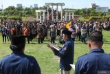 Sejumlah anggota Kelompok Penyelenggara Pemungutan Suara (KPPS) Kota Surabaya mengikuti pelantikan di Tugu Pahlawan, Surabaya, Jawa Timur, Kamis (25/1/2024). Komisi Pemilihan Umum (KPU) Kota Surabaya melantik 57.169 anggota Kelompok Penyelenggara Pemungutan Suara (KPPS) Kota Surabaya yang bertugas di 8.167 Tempat Pemungutan Suara (TPS) di Surabaya pada Pemilu 2024. Antara Jatim/Didik Suhartono.