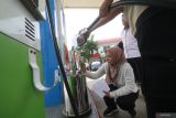 Petugas Dinas Perindustrian dan Perdagangan melakukan tera ulang takaran bahan bakar minyak (BBM) di salah satu stasiun pengisian bahan bakar umum (SPBU) di Kota Kediri, Jawa Timur, Rabu (24/1/2024). Tera ulang tersebut bertujuan memastikan ketepatan takaran guna melindungi masyarakat dari praktik curang SPBU. Antara Jatim/Prasetia Fauzani.