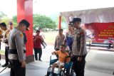 Polda Sulteng serahkan bantuan kursi roda bagi penyandang disabilitas di Sigi