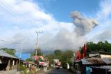 Gunung Ibu erupsi selama 68 detik lontarkan abu vulkanik ke arah barat