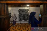 Pengunjung memotret karya seni yang di pamerkan di Grey Art Gallery, Bandung, Jawa Barat, Jumat (26/1/2024). Grey Art Gallery menyelenggarakan pameran dan penghargaan seni rupa tahunan yang berfokus pada ekspresi artistik dengan penekanan terhadap penciptaan karya monokromatik oleh 111 seniman dan 115 karya yang menyuarakan isu seperti sosial, lingkungan, gaya hidup dan kesehatan mental. ANTARA FOTO/Raisan Al Farisi/agr
