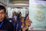 Warga menunjukkan sertifikat yang baru diterima pada penyerahan sertifikat Program Pendaftaran Tanah Sistematis Lengkap (PTSL) di Bandara Kertajati, Majalengka, Jawa Barat, Jumat (26/1/2024). Badan Pertanahan Nasional (BPN) bersama pemerintah setempat menyerahkan 500 sertifikat Program PTSL yang merupakan salah satu program pemerintah untuk memudahkan masyarakat mengurus sertifikat tanah secara gratis. ANTARA FOTO/Dedhez Anggara/agr