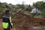 Warga mengamati lokasi tanah longsor di Cibatuhilir, Sekarwangi, Cibadak, Kabupaten Sukabumi, Jawa Barat, Jumat (26/1/2024). Badan Penanggulangan Bencana Daerah (BPBD) Kabupaten Sukabumi mencatat akibat tanah longsor yang terjadi Rabu (24/1/2024) sebanyak 12 rumah warga rusak berat dan sebanyak 75 Kepala Keluarga (KK) atau 239 warga terpaksa mengungsi di tenda pengungsian. ANTARA FOTO/Henry Purba/agr
