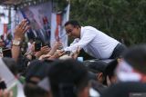 Calon presiden nomor urut 1 Anies Rasyid Baswedan menyapa pendukungya saat kampanye akbar di pelantran parkir Stadion H Dimurthala, Banda Aceh, Aceh, Sabtu (27/1/2024). ANTARA/Khalis Surry