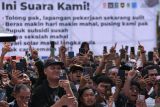 Pendukung mengacungkan angka satu saat kampanye akbar pasangan calon presiden nomor urut 1 Anies Baswedan dan Muhaimin Iskandar di pelantran parkir Stadion H Dimurthala, Banda Aceh, Aceh, Sabtu (27/1/2024). ANTARA/Khalis Surry