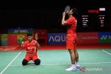 Pebulu tangkis ganda putra Indonesia Leo Rolly Carnando (kiri) dan Daniel Marthin (kanan) berselebrasi usai mengalahkan lawan senegaranya Fajar Alfian dan Muhammad Rian Ardianto pada pertandingan babak semifinal turnamen Daihatsu Indonesia Masters 2024 di Istora Senayan, Gelora Bung Karno (GBK), Jakarta, Minggu (28/1/2024) dini hari. Leo dan Daniel menang dengan skor 19-21, 21-14, 21-17 dalam pertandingan itu sehingga memastikan diri lolos ke babak final. ANTARA FOTO/Aditya Pradana Putra/wsj.