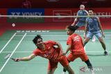 Pebulu tangkis ganda putra Indonesia Daniel Marthin (kiri bawah) dan Leo Rolly Carnando (kanan bawah) mengembalikan kok ke arah lawan rekan senegaranya Fajar Alfian dan Muhammad Rian Ardianto pada pertandingan babak semifinal turnamen Daihatsu Indonesia Masters 2024 di Istora Senayan, Gelora Bung Karno (GBK), Jakarta, Minggu (28/1/2024) dini hari. Leo dan Daniel memastikan lolos ke final usai menang dalam rubber gim 19-21, 21-14, 21-17. ANTARA FOTO/M Risyal Hidayat/wsj.