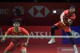 Pebulu tangkis ganda putra Indonesia Leo Rolly Carnando (kanan) dan Daniel Marthin (kiri) mengembalikan kok ke arah lawan yang merupakan rekan senegaranya Fajar Alfian dan Muhammad Rian Ardianto pada pertandingan babak semifinal turnamen Daihatsu Indonesia Masters 2024 di Istora Senayan, Gelora Bung Karno (GBK), Jakarta, Minggu (28/1/2024) dini hari. Leo dan Daniel memastikan lolos ke final usai menang dalam rubber gim 19-21, 21-14, 21-17. ANTARA FOTO/M Risyal Hidayat/wsj.