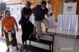 Pemilih penyandang disabilitas didampingi keluarganya saat mencoblos surat suara pada simulasi pemungutan dan penghitungan suara Pemilu 2024 di TPS 25, lingkungan Dakdakan, Kelurahan Peguyangan, Denpasar, Bali, Minggu (28/1/2024). Simulasi yang digelar oleh KPU Kota Denpasar untuk kedua kalinya tersebut sebagai persiapan bagi para petugas penyelenggara Pemilu sekaligus memberikan pemahaman kepada pemilih mengenai tata cara pemungutan dan penghitungan suara Pemilu 2024 yang akan dilaksanakan serentak pada hari Rabu (14/2/2024) mendatang. ANTARA FOTO/Nyoman Hendra Wibowo/wsj.