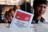 Seorang warga memasukkan surat suara ke dalam kotak suara saat simulasi pemungutan dan penghitungan suara Pemilu 2024 di TPS 25, lingkungan Dakdakan, Kelurahan Peguyangan, Denpasar, Bali, Minggu (28/1/2024). Simulasi yang digelar oleh KPU Kota Denpasar untuk kedua kalinya tersebut sebagai persiapan bagi para petugas penyelenggara Pemilu sekaligus memberikan pemahaman kepada pemilih mengenai tata cara pemungutan dan penghitungan suara Pemilu 2024 yang akan dilaksanakan serentak pada hari Rabu (14/2/2024) mendatang. ANTARA FOTO/Nyoman Hendra Wibowo/wsj.