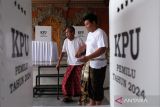 Seorang lansia didampingi keluarganya saat akan mencoblos surat suara pada simulasi pemungutan dan penghitungan suara Pemilu 2024 di TPS 25, lingkungan Dakdakan, Kelurahan Peguyangan, Denpasar, Bali, Minggu (28/1/2024). Simulasi yang digelar oleh KPU Kota Denpasar untuk kedua kalinya tersebut sebagai persiapan bagi para petugas penyelenggara Pemilu sekaligus memberikan pemahaman kepada pemilih mengenai tata cara pemungutan dan penghitungan suara Pemilu 2024 yang akan dilaksanakan serentak pada hari Rabu (14/2/2024) mendatang. ANTARA FOTO/Nyoman Hendra Wibowo/wsj.
