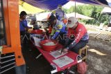 Petugas menyiapkan makanan di posko dapur umum di Cibatuhilir, Sekarwangi, Cibadak, Kabupaten Sukabumi, Jawa Barat, Jumat (26/1/2024). Posko dapur umum tersebut menyiapkan 1.200 bungkus nasi untuk tiga kali makan bagi korban terdampak tanah longsor. ANTARA FOTO/Henry Purba/agr/foc.
