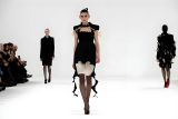 Viktor & Rolf luncurkan koleksi gaun serba hitam di Haute Couture Paris