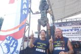 Seniman Berlin tunjukkan patung dari suku cadang motor bekas ke capres Anies
