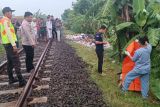 Polisi evakuasi mayat perempuan diduga tertabrak kereta api