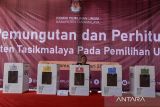 Petugas menjaga kotak surat suara pada simulasi pemungutan suara Pemilu 2024 di TPS Taman Makam Pahlawan, Desa Sukarapih, Kabupaten Tasikmalaya, Senin (29/1/2024). KPU Kabupaten Tasikmalaya menggelar simulasi real time atau waktu yang sebenarnya pada pemungutan suara Pemilu 2024 yang diikuti 295 warga jelang pelaksanaan tahapan pencoblosan pada 14 Februari 2024. ANTARA FOTO/Adeng Bustomi/agr