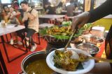 Pelaku UMKM kuliner menyajikan makanan saat Festival Kuah-Kuah Nusantara di Lippo Plaza Ekalokasari, Bogor, Jawa Barat, Minggu (28/1/2024). Festival Kuah-Kuah Nusantara yang berlangsung hingga 4 Pebruari tersebut menghadirkan 40 jenis makanan berkuah cita rasa nusantara yang bertujuan untuk meningkatkan popularitas dan memajukan bisnis pelaku UMKM kuliner tradisional Indonesia. ANTARA FOTO/Arif Firmansyah/nym. 