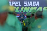 Bupati Banyuwangi Ipuk Fiestiandani memimpin Apel Siaga Linmas persiapan Pemilu 2024 di Banyuwangi, Jawa Timur, Selasa (30/1/2024). Apel Siaga tersebut dalam rangka memastikan kesiapan Satlinmas yang merupakan garda terdepan dalam mengawal Pemilu 2024 agar berlangsung aman, damai, dan kondusif. Antara Jatim/Budi Candra Setya.