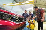 Director Honda Surabaya Center Wendy Miharja (kanan) saat meninjau pengerjaan perbaikan bodi dan cat mobil di fasilitas purnajual HSC di Pergudangan Gedangan, Sidoarjo, Jumat (26/1/2024). Fasilitas purnajula bodi dan cat mobil milik Honda Surabaya Center tersebut memiliki fasilitas tiga bay Bongkar/Pasang, tiga bay Ketok/Las, satu bay tarik bodi, empat bay dempul, tiga bay Primer Surface, tiga bay Paint Preparation, tiga Spray Booth, empat bay poles, satu bay final Inspection serta 20 bay Parkir. Antara Jatim/Naufal Ammar Imaduddin.