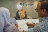 Petugas Bank Syariah Indonesia (BSI) melayani calon jamaah haji yang melunasi Biaya Perjalanan Ibadah Haji (Bipih) di BSI Kantor Cabang Banda Aceh Diponegoro, Banda Aceh, Aceh, Selasa (30/1/2024). ANTARA/Khalis Surry