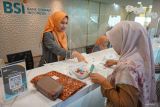 Petugas Bank Syariah Indonesia (BSI) melayani calon jamaah haji yang melunasi Biaya Perjalanan Ibadah Haji (Bipih) di BSI Kantor Cabang Banda Aceh Diponegoro, Banda Aceh, Aceh, Selasa (30/1/2024). ANTARA/Khalis Surry