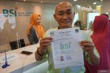 Seorang calon jamaah haji memperlihatkan bukti pelunasan Biaya Perjalanan Ibadah Haji (Bipih) di Bank Syariah Indonesia (BSI) Kantor Cabang Banda Aceh Diponegoro, Banda Aceh, Aceh, Selasa (30/1/2024).