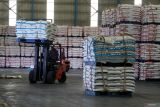 Pekerja melakukan aktivitas bongkar muat gula kristal putih (GKP) di gudang penyimpanan milik PG. Rejoso Manis Indo di Blitar, Jawa Timur, Selasa (30/1/2024). Badan Pangan Nasional (BAPPANAS)/National Food Agency (NFA) menetapkan besaran stok pangan untuk GKP konsumsi yang harus dimiliki pemerintah sampai akhir tahun 2024, yakni minimal 250 ribu ton dengan stok akhir tahun minimal 25 ribu ton. Antara Jatim/Irfan Anshori.
