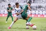 Pesepak bola Persebaya Surabaya Bruno Moreira Soares (kanan) berebut bola dengan pesepak bola PSIS Semarang Paulo Domingos Gali Da Costa Freitas (kiri) pada pertandingan BRI Liga 1 di Stadion Gelora Bung Tomo, Surabaya, Jawa Timur, Selasa (30/1/2023). Pertandingan berakhir imbang dengan skor 1-1. Antara Jatim/Rizal Hanafi.