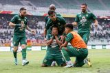 Pesepak bola Persebaya Surabaya Andre Oktaviansyah (kedua kiri) melakukan selebrasi bersama rekannya usai mencetak gol ke gawang PSIS Semarang pada pertandingan BRI Liga 1 di Stadion Gelora Bung Tomo, Surabaya, Jawa Timur, Selasa (30/1/2023). Pertandingan berakhir imbang dengan skor 1-1. Antara Jatim/Rizal Hanafi.