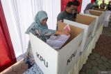 Warga mengikuti simulasi pemungutan dan penghitungan suara Pemilu 2024 di Alun Alun Sidoarjo, Jawa Timur, Selasa (30/1/2024). Simulasi tersebut sebagai gambaran dan bahan evaluasi agar pelaksanaan pemilu pada 14 Februari 2024 mendatang berjalan lancar. Antara Jatim/Umarul Faruq.