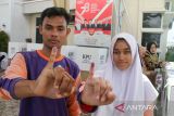 Warga pelajar disabilitas memperlihatkan jari yang sudah ditandai tinta saat mengikuti simulasi pemungutan dan penghitungan suara pemilu 2024 yang di Kota Lhokseumawe, Aceh, Selasa (30/1/2024). ). Komisi Independen Pemilihan (KIP)  Kota Lhokseumawe menggelar simulasi pemungutan dan penghitungan suara Pemilu 2024 guna memberikan pemahaman dan pengetahuan tata cara pemungutan suara sebagai kesiapan pemilu serentak 14 Februari 2024 dapat terlaksana dengan baik, aman dan lancar. ANTARA/Rahmad