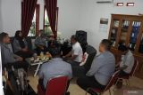 Kepala Biro LKBN Antara Bangka Belitung Joko Susilo  saat menerima kunjungan pegawai  Kantor Imigrasi Kelas I TPI Pangkalpinang,di Kantor Antara Babel, Rabu (31/1/2024). (Foto Antara/ Rustam) 