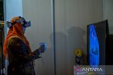 Pengunjung mencoba virtual reality kampus Unisba pada pameran inovasi mahasiswa di Kampus Unisba, Bandung, Jawa Barat, Rabu (31/1/2024). Kampus Unisba menggelar pameran inovasi dari mahasiswa berbagai fakultas guna membangun konektivitas antara perguruan tinggi dengan masyarakat dalam bentuk produk inovasi, pengajaran, penelitian dan pengabdian pada masyarakat. ANTARA FOTO/Raisan Al Farisi/agr