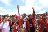 Capres nomor urut 3 Ganjar Pranowo (keempat kiri) berfoto bersama tim pemenangan daerah (TPD) saat kampanye terbuka dalam pesta rakyat bersama masyarakat adat Dayak di Rumah Adat Lingga, Ambawang, Kubu Raya, Kalimantan Barat, Rabu (31/1/2024) Dalam kesempatan tersebut Ganjar Pranowo berjanji akan membuat dewan sawit nasional yang berada langsung di bawah presiden jika terpilih dalam Pilpres 2024. ANTARA FOTO/M Risyal Hidayat/rwa. 