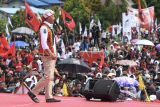 Capres nomor urut 3 Ganjar Pranowo menyampaikan orasi politiknya saat kampanye terbuka dalam pesta rakyat bersama masyarakat adat Dayak di Rumah Adat Lingga, Ambawang, Kubu Raya, Kalimantan Barat, Rabu (31/1/2024). Dalam kesempatan tersebut Ganjar Pranowo berjanji akan membuat dewan sawit nasional yang berada langsung di bawah presiden jika terpilih dalam Pilpres 2024. ANTARA FOTO/M Risyal Hidayat/rwa.


    						


					

						

					

					

					
