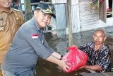 Pj Bupati Barsel kembali salurkan bansos di dua desa terendam banjir